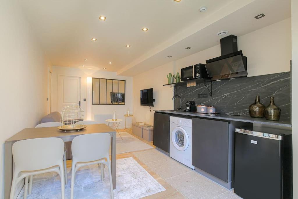 Il comprend une cuisine équipée d'une table et d'un lave-vaisselle. dans l'établissement Appartement chaleureux pour 4, Villeurbanne-Cusset, à Villeurbanne