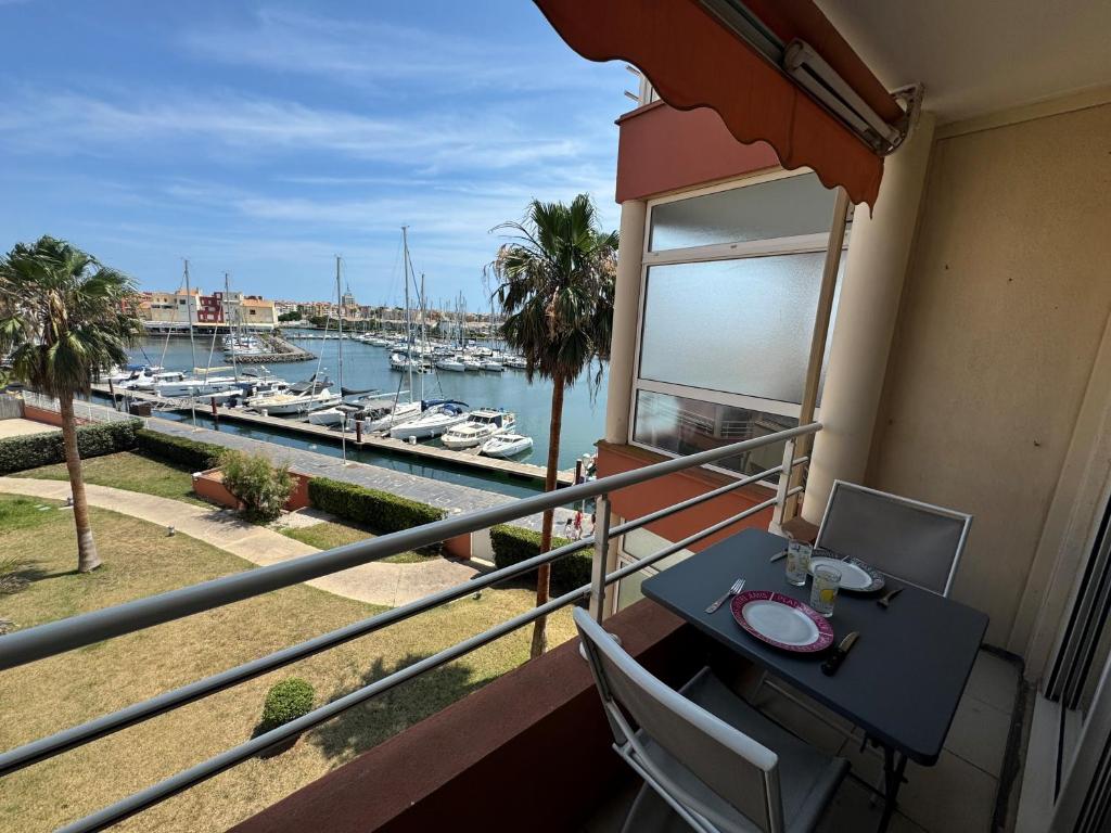 d'un balcon avec une table et une vue sur le port de plaisance. dans l'établissement Appartement Cap d'Agde vue port, au Cap d'Agde