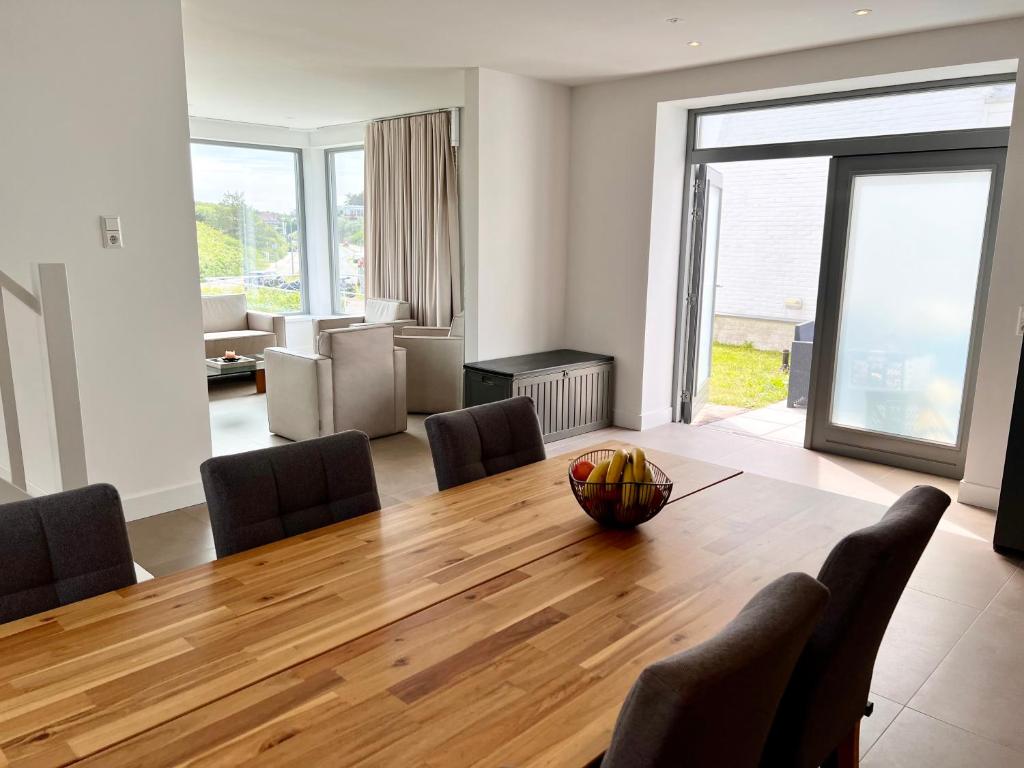 ein Esszimmer mit einem Holztisch und Stühlen in der Unterkunft Het Duintje in Egmond aan Zee