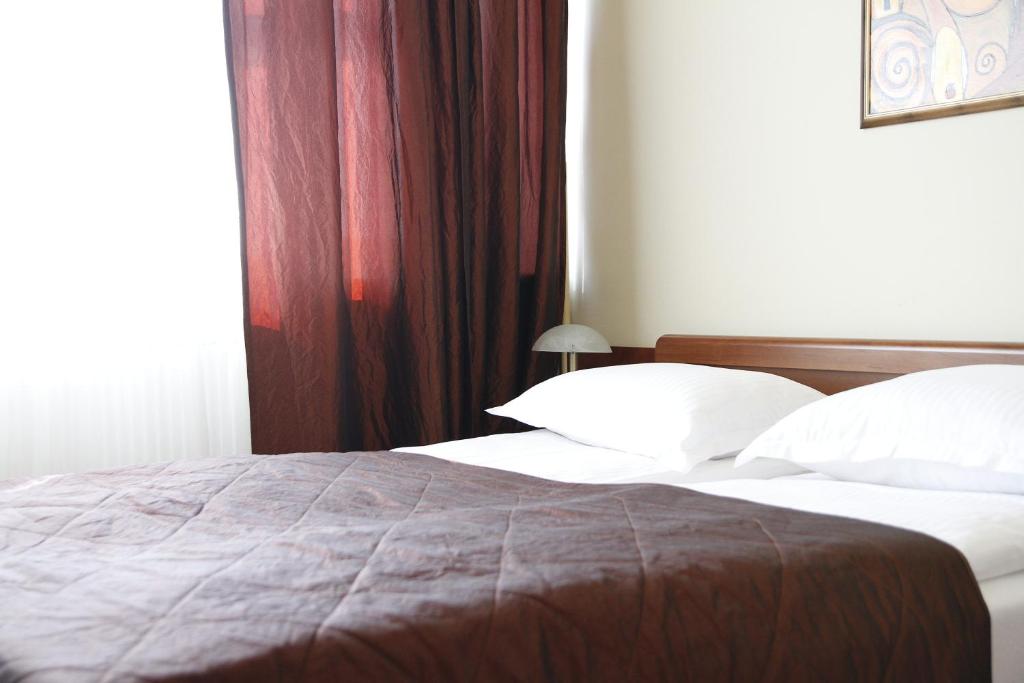 Posteľ alebo postele v izbe v ubytovaní HotelsLublin