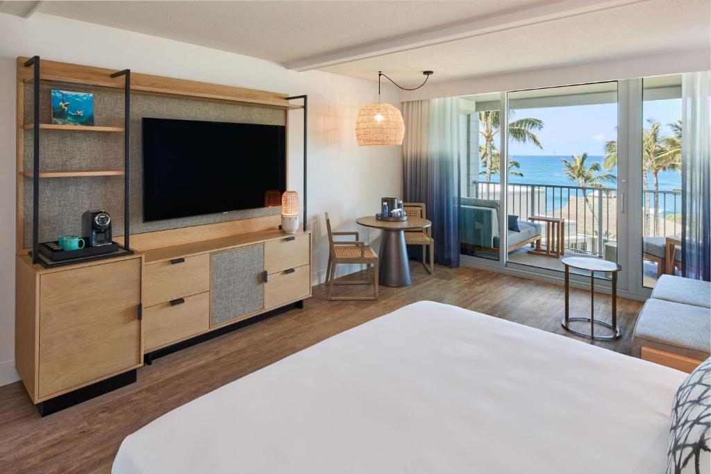 TV a/nebo společenská místnost v ubytování The Ritz-Carlton O'ahu, Turtle Bay
