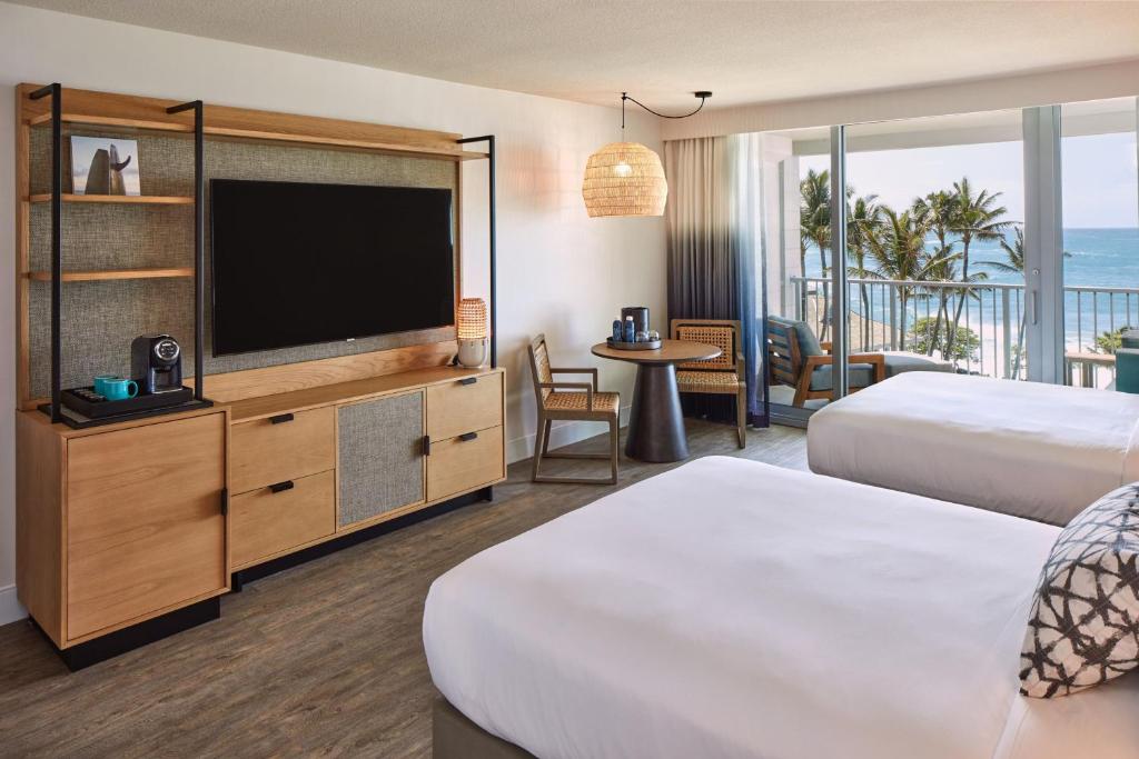 Postel nebo postele na pokoji v ubytování The Ritz-Carlton O'ahu, Turtle Bay