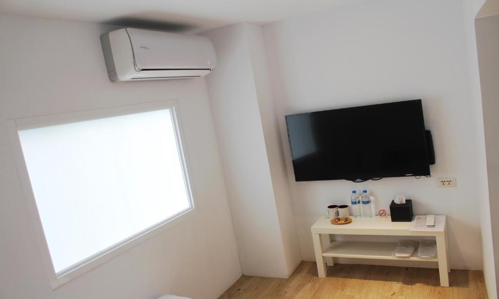 TV a/nebo společenská místnost v ubytování 4Plus Hostel