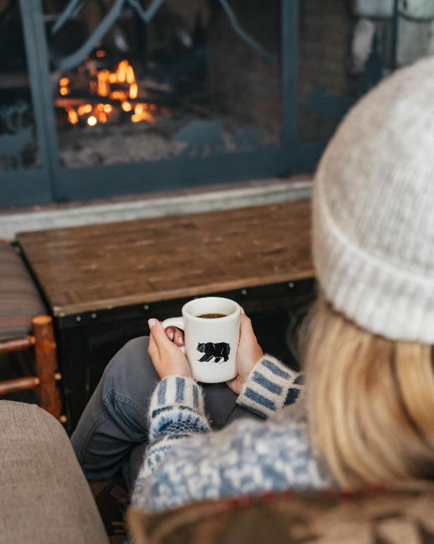 Příslušenství pro přípravu čaje a kávy v ubytování Talkeetna Alaskan Lodge