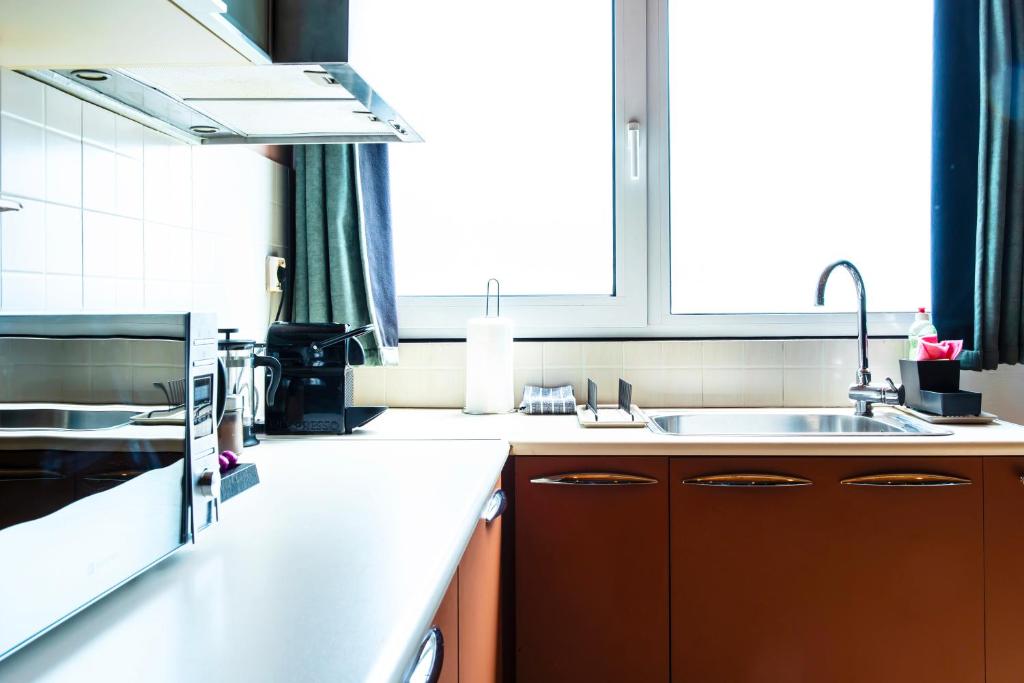 Lis153 by Smart Cozy Suites - Top Floors with Amazing City View - Available 24hr - Suite With City View