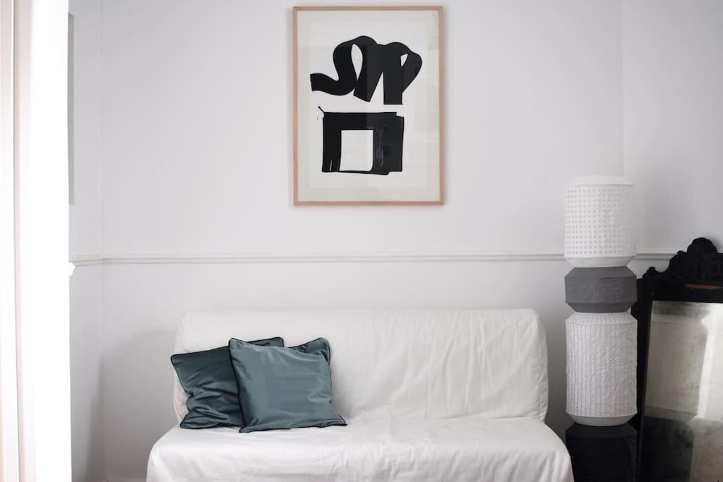 un sofá blanco con una almohada en la sala de estar en Tasmajdan, en Belgrado