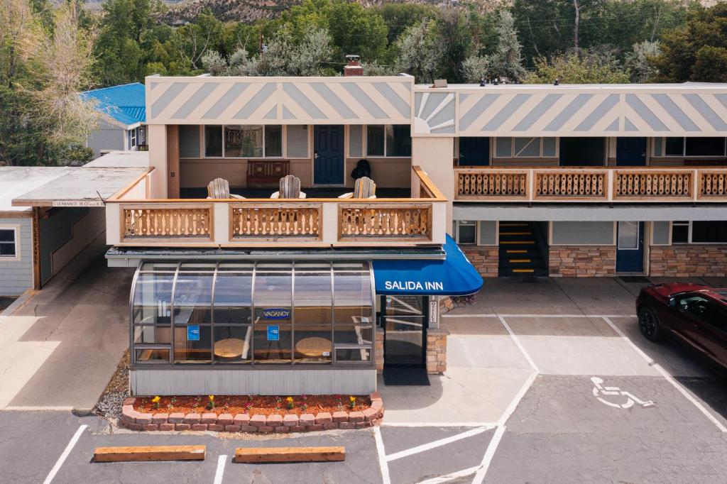 Μπαλκόνι ή βεράντα στο Salida Inn & Monarch Suites