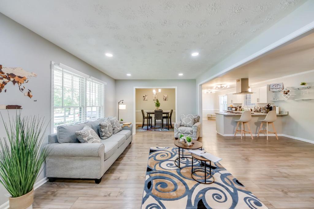 a living room with a couch and a kitchen at A good vibe state of mind II in Jonesboro