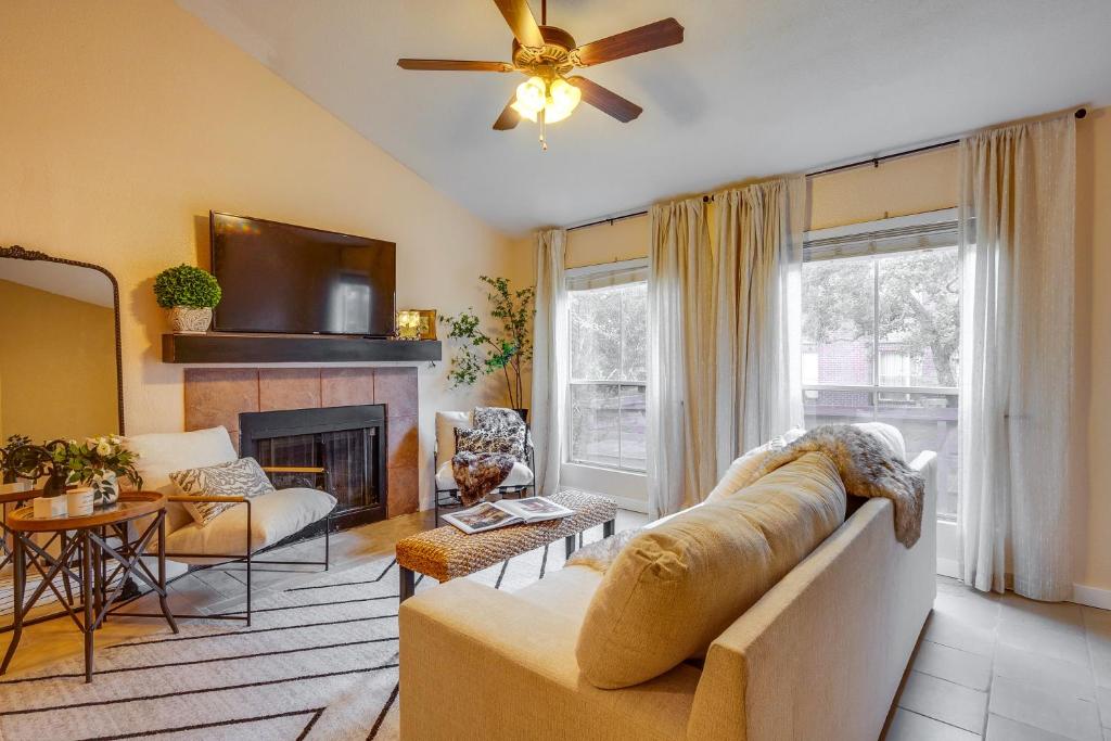 Χώρος καθιστικού στο College Station Gem with Pool Access Near University