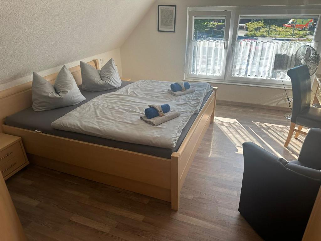 ein Schlafzimmer mit einem Bett mit blauen Kissen darauf in der Unterkunft Zentrale Doppelbettzimmer in Nordenham