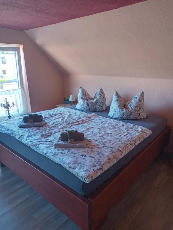 Ein Bett oder Betten in einem Zimmer der Unterkunft Zentrale Doppelbettzimmer