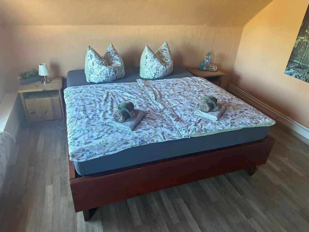 Ein Bett oder Betten in einem Zimmer der Unterkunft Zentrale Doppelbettzimmer