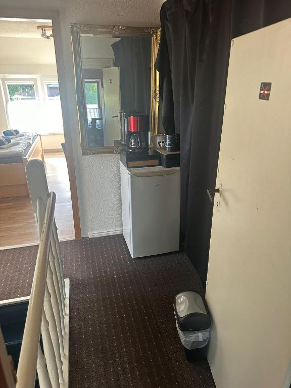 eine kleine Küche mit Kühlschrank und ein Zimmer in der Unterkunft Zentrale Doppelbettzimmer in Nordenham