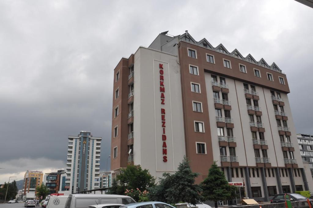 Un edificio alto con un cartel al costado. en Korkmaz Rezidans, en Kayseri
