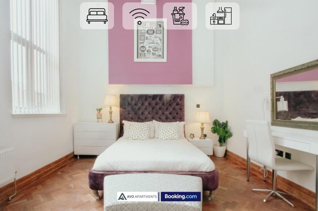 ein Schlafzimmer mit einem Bett und einem Schreibtisch in der Unterkunft Bessemer House Sheffield City in Attercliffe