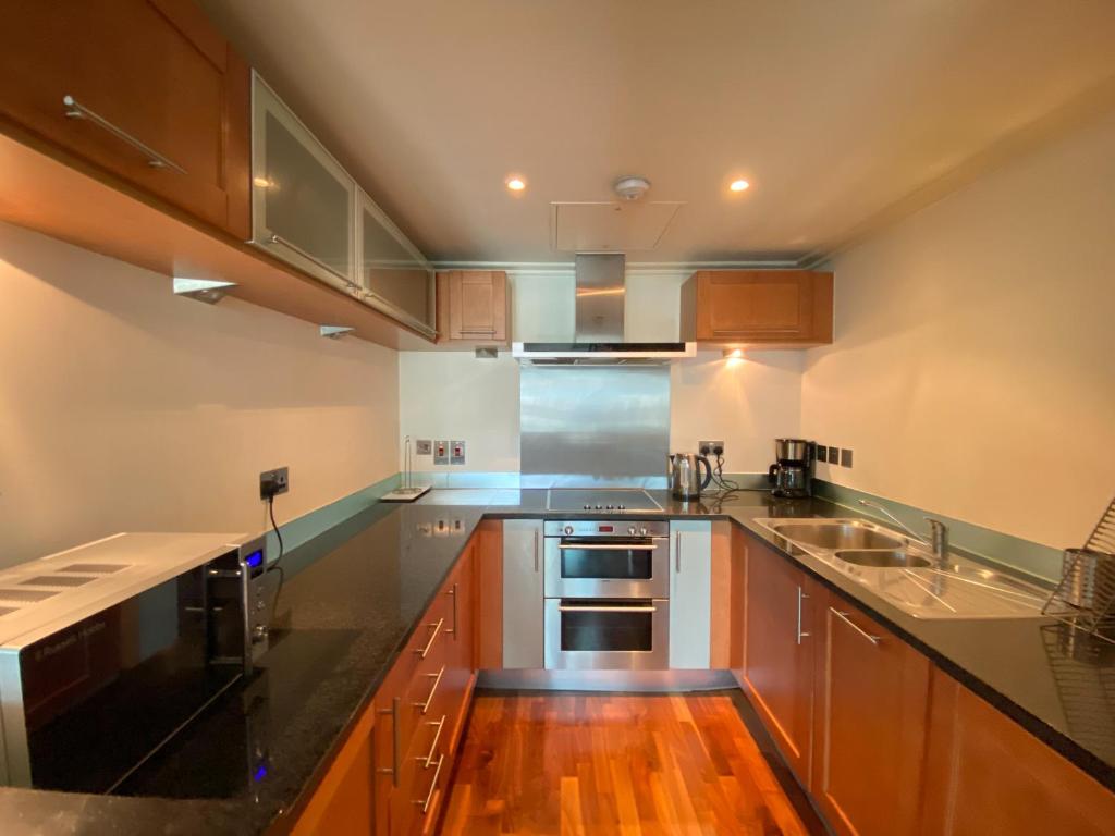 Horizon Canary Wharf Apartments - Two-Bedroom Apartment With Water View