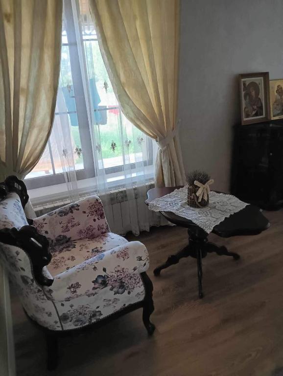 un salon avec une chaise et une table dans l'établissement Clarice, 