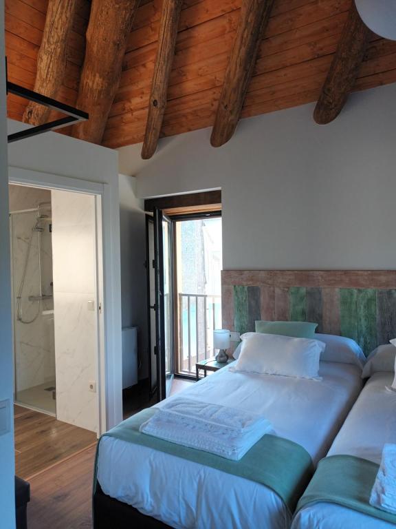A bed or beds in a room at Casa Os Prados da Albela