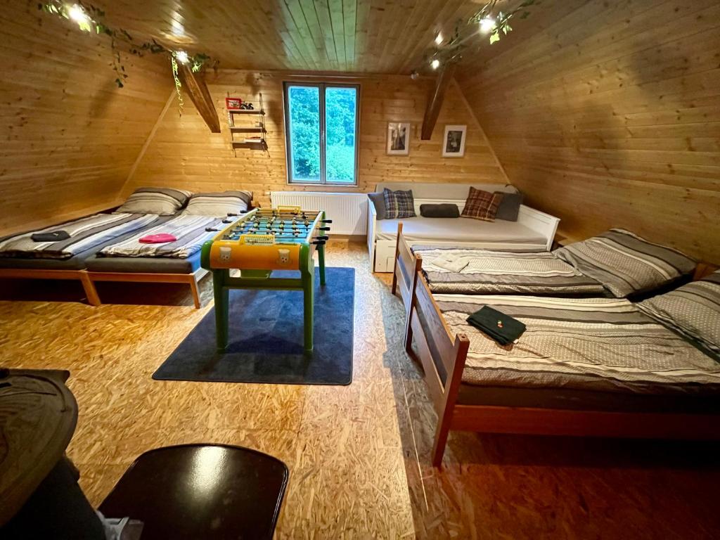 Ένα ή περισσότερα κρεβάτια σε δωμάτιο στο Chalupa Markytka