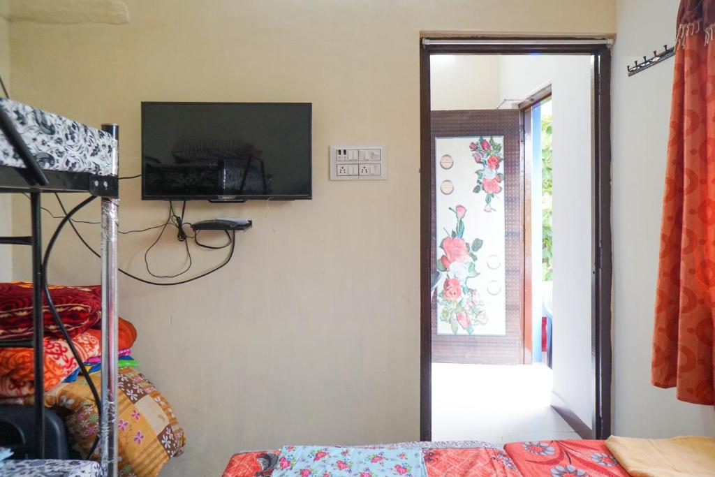 TV a/nebo společenská místnost v ubytování Villa Sea Blue - Homestay in Pondicherry