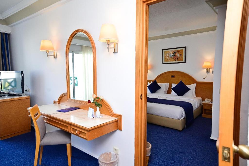 Postel nebo postele na pokoji v ubytování Mahdia Palace Thalasso