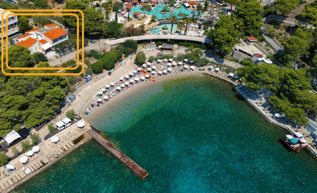 z góry widok na plażę z basenem wodnym w obiekcie Villa Hosta Apartments w Hvarze