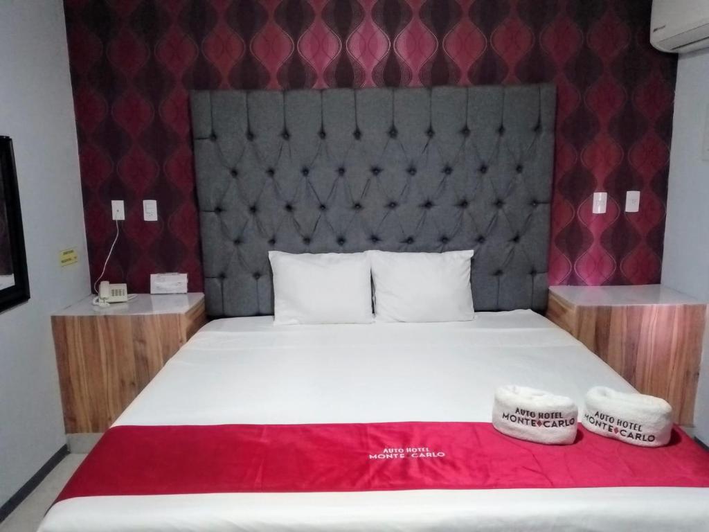 Postel nebo postele na pokoji v ubytování AUTO HOTEl MONTE CARLO