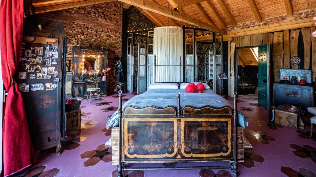Postel nebo postele na pokoji v ubytování Suites con Vista Panoramica e Home Restaurant - Pet Friendly nel Monferrato