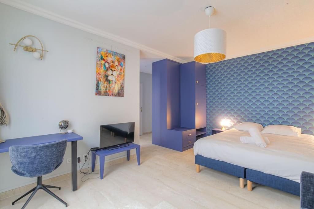 une chambre avec un lit, un bureau et un ordinateur dans l'établissement Appartement fonctionnel et bien situé, coeur 6ème, à Lyon