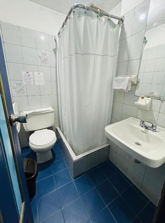 Koupelna v ubytování Hotel Montecarlo