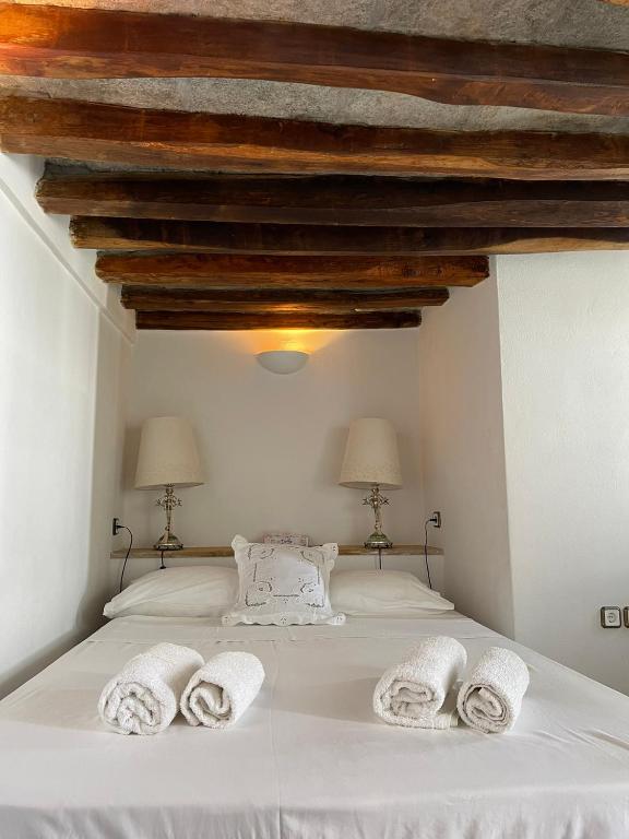 Postel nebo postele na pokoji v ubytování Matsas Mansions