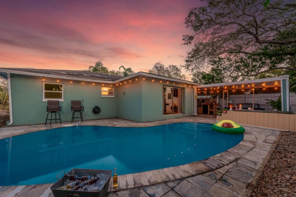 Hồ bơi trong/gần Clearwater Beach House - Heated Pool - Hot Tub