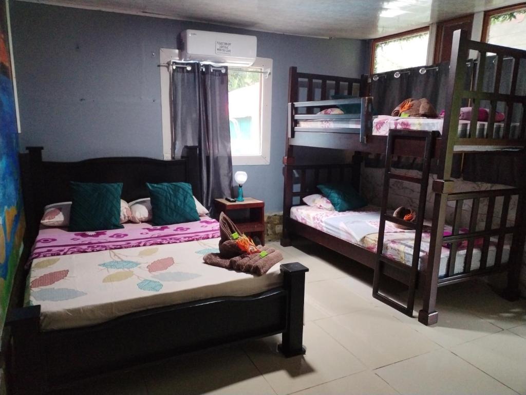 Uma cama ou camas num quarto em Cabins yafeth osa drake bay