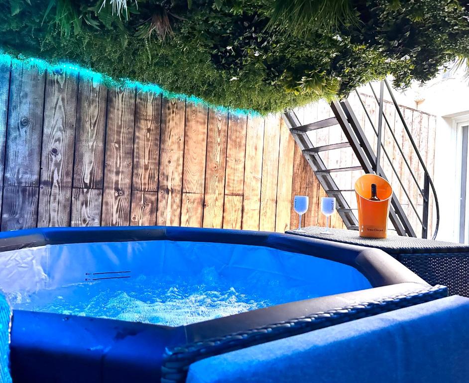 - un bain à remous à l'arrière d'un camion dans l'établissement Maison de village Love Room, à Mauguio