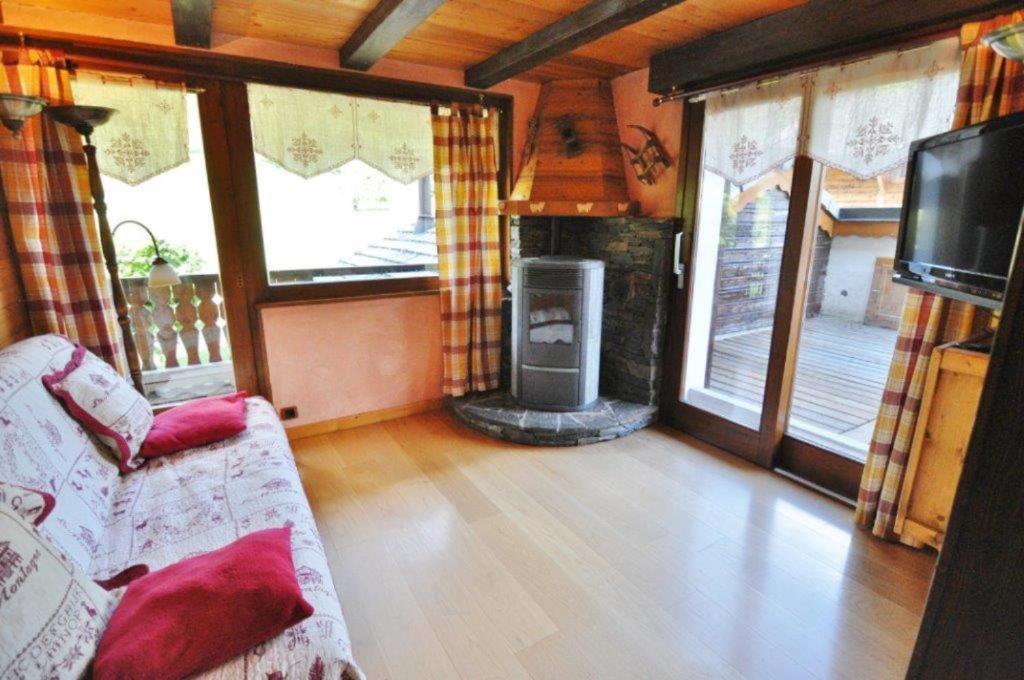 un salon avec un canapé et une cheminée dans l'établissement Les Dents du midi-Echo de la corne, à La Chapelle-dʼAbondance