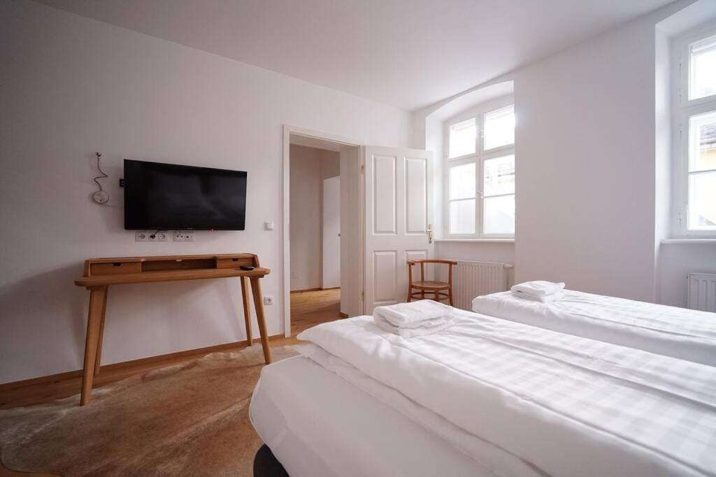 Postel nebo postele na pokoji v ubytování Authentic Austrian Flat in the South of Vienna
