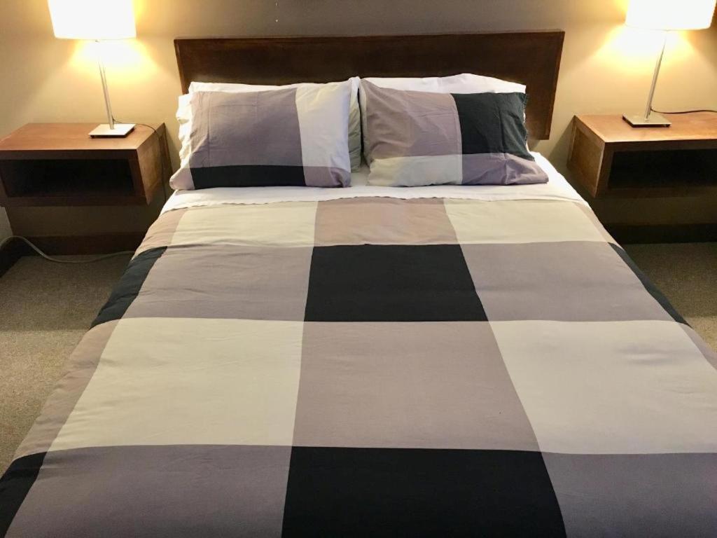 Postel nebo postele na pokoji v ubytování Canterbury Inn