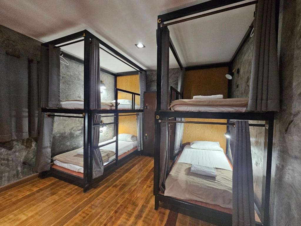 Postel nebo postele na pokoji v ubytování No.10 HOSTEL- Prachuap Khiri Khan