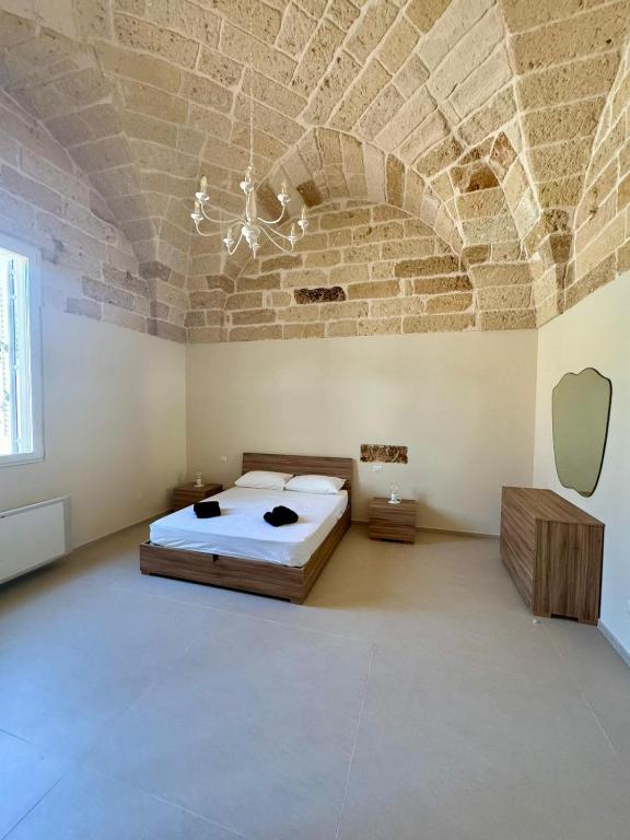 1 dormitorio con 1 cama y techo de ladrillo en Casa Zia Anna, en Torchiarolo