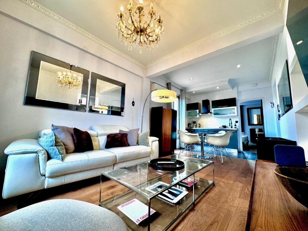 un salon avec un canapé et une table dans l'établissement ApartHotel Riviera - LE PETIT BALCON DE L'OPERA - Old Town Promenade des Anglais, à Nice