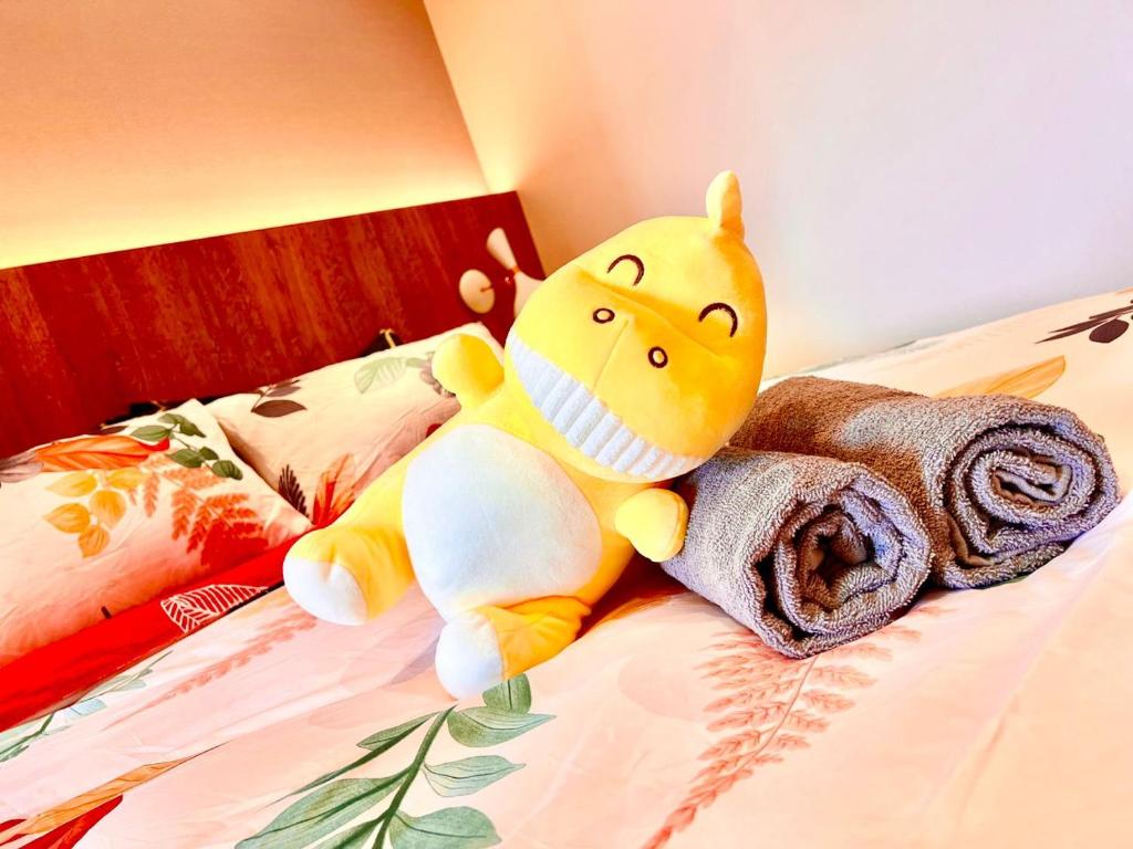 Uma cama ou camas num quarto em Legoland-3mins Drive KUROMI FAMIY SUITE