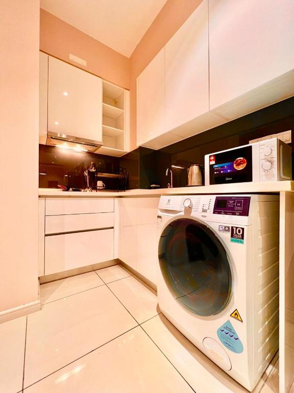 A cozinha ou kitchenette de Legoland-3mins Drive KUROMI FAMIY SUITE