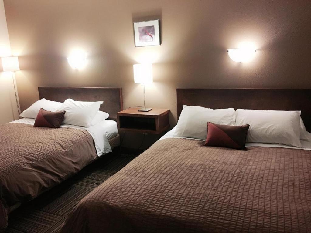 Postel nebo postele na pokoji v ubytování Canterbury Inn