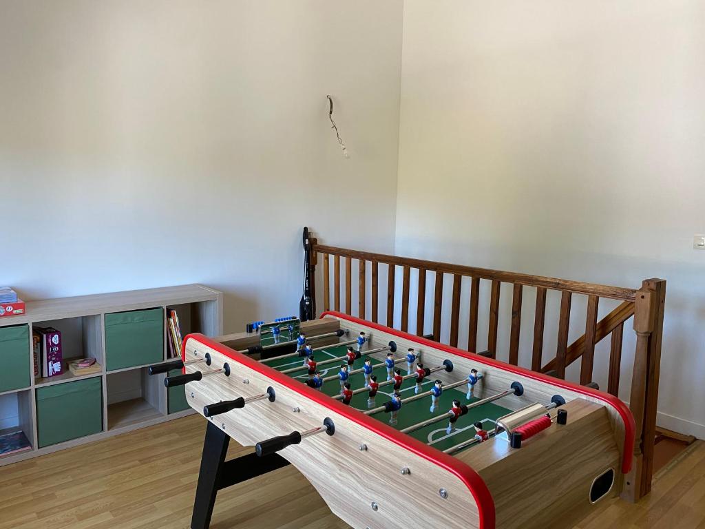 - un baby-foot dans une salle avec un échiquier dans l'établissement Maison Familiale Boulogne sur Mer, à Boulogne-sur-Mer