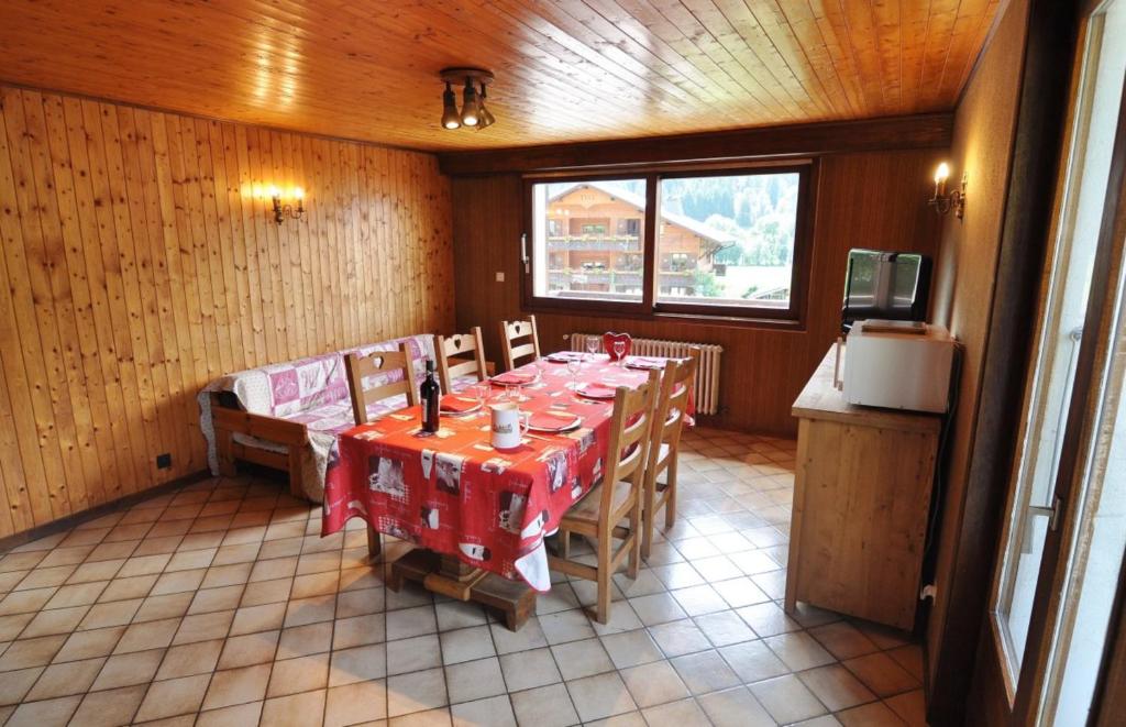 une salle à manger avec une table et des chaises et une fenêtre dans l'établissement Le Mont Chauffé, à La Chapelle-dʼAbondance