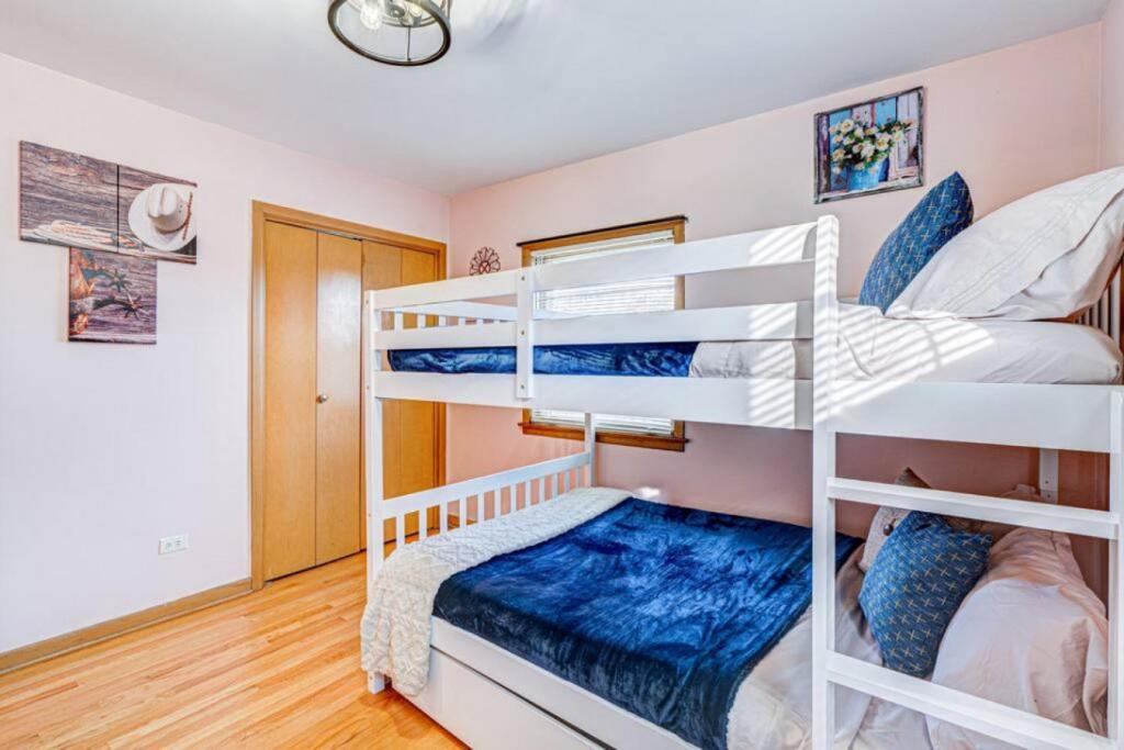 Ένα ή περισσότερα κρεβάτια σε δωμάτιο στο Luxury Artistic Condo Historic Location