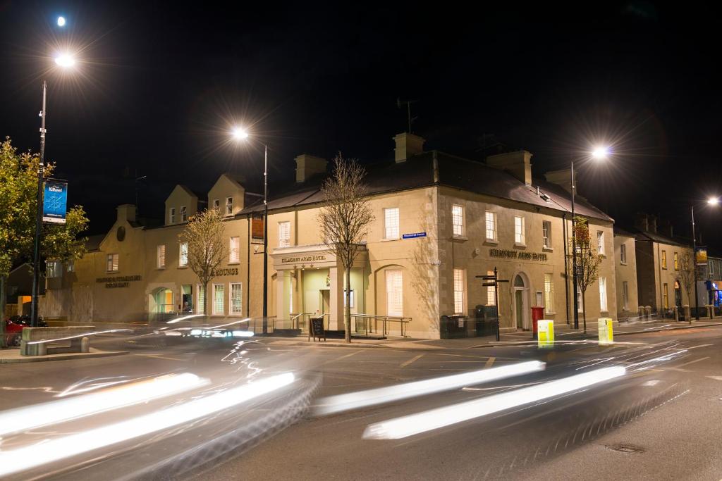 une rue de la ville avec des voitures la nuit dans l'établissement Kilmorey Arms Hotel, à Kilkeel
