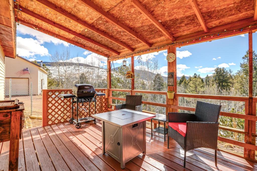 un portico riparato con griglia e sedie di Colorado Vacation Rental with Deck and Mtn Views a Cripple Creek