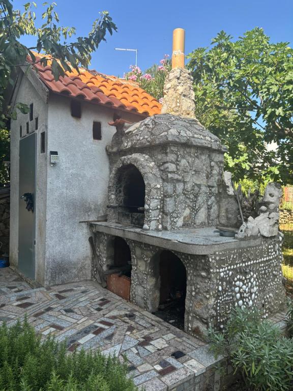 odkryty kamienny piec z dachem w obiekcie Villa Julian & Juliana w Krku