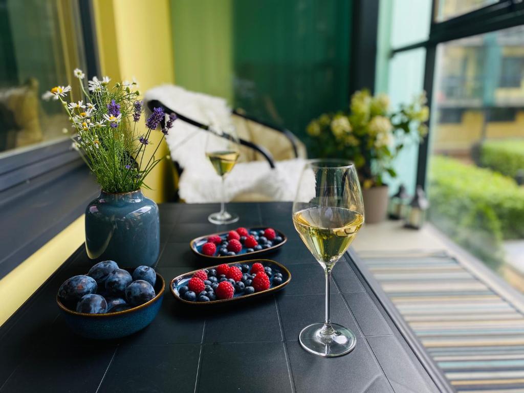 Nápoje v ubytování Charming City Centre Apartment - Spacious Balcony and Private Garden